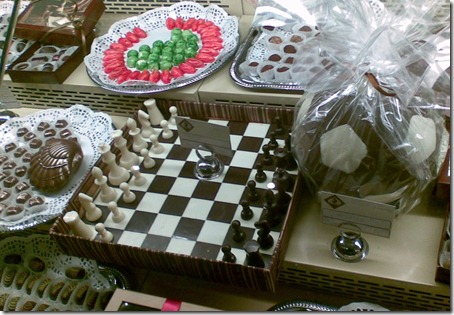 Шоколадные шахматы и футбольный мяч