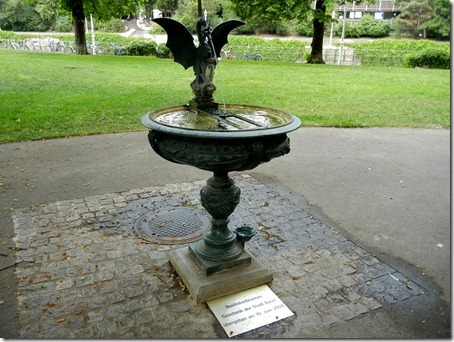 Вена. Stadtpark. Фонтан подарен Вене городом Базель. Вода питьевая. Внизу, у основания — маленькая чаша для собак